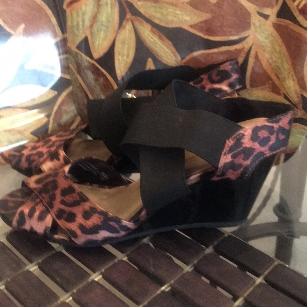 Prediction leopard Paten leather heel shoe